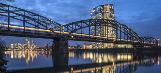 Deutschherrnbrücke mit Skyline und Neubau der EZB